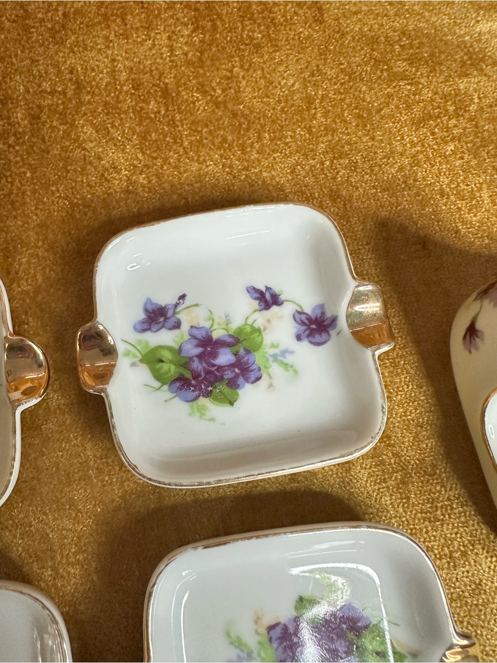 Set of 4 Mid Century Lefton Mini Ashtrays with Holder Violets Floral Vintage - Picture 8 of 13